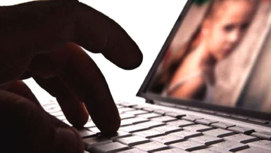 Detuvieron a un pedófilo que traficaba videos e imágenes de sus sobrinos: le encontraron 195 mil archivos