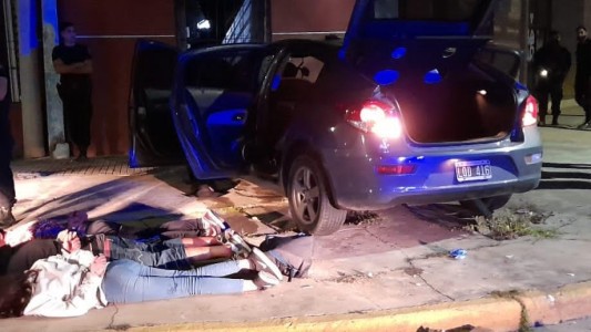 Robaron un auto a punta de pistola y lo chocaron al escapar de un patrullero
