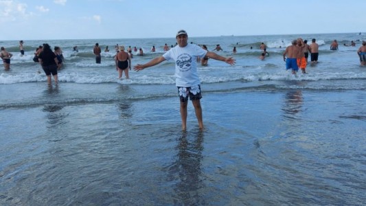 “Fui realmente feliz”: Un pintor cumplió su sueño de la infancia y conoció el mar a los 48 años