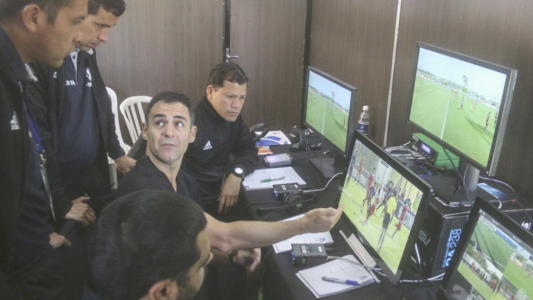 La Liga Profesional anunció los árbitros de la octava fecha, en la que se estrenará el VAR