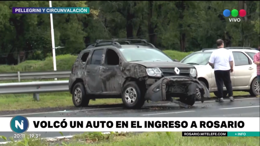 Autopista Rosario – Córdoba: volcó un auto en el ingreso a Rosario