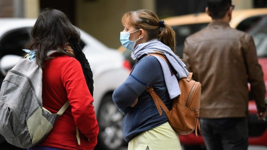 A abrigarse: el fuerte viento sur hizo bajar de golpe la temperatura en la ciudad