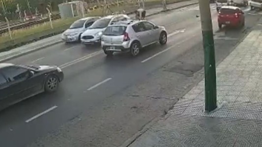 Video: caminó por arriba de un auto que esperaba en un semáforo y cayó de cara al asfalto