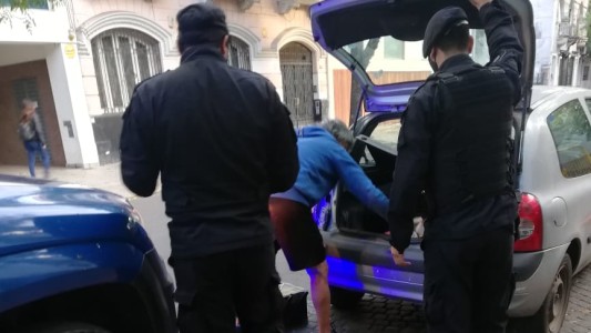 Mal ejemplo: detuvieron a un hombre por agredir a un inspector de tránsito frente a una escuela