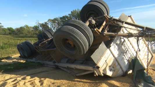 Feroz choque de camiones en Róldan: uno volcó sobre la AO12