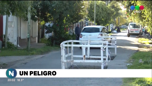 Intransitable: tres pozos en medio de la calle
