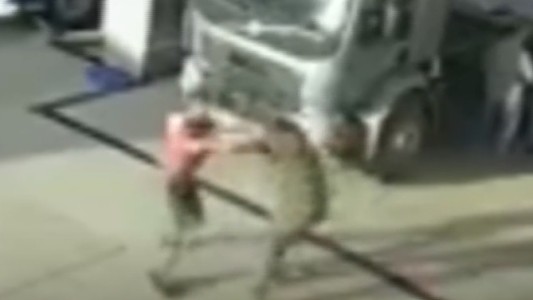 Falta de gasoil: camionero y empleado a las trompadas en una estación de servicio