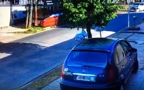 Lanús: un colectivo fuera de control chocó a un auto, subió a la vereda y arrancó varios postes de luz