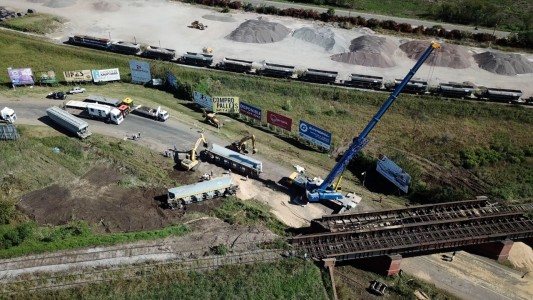 El tren habría descarrilado por el robo de piezas en las vías