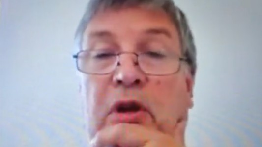 En un juico por zoom, una funcionaria judicial estaba en toallón tras bañarse