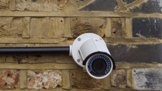 Instaló una cámara para vigilar a su ex: le dieron prisión condicional