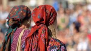 Una gitana vendió a su nieta de 15 años en matrimonio: le revocaron la prisión domiciliaria porque salió cuatro veces