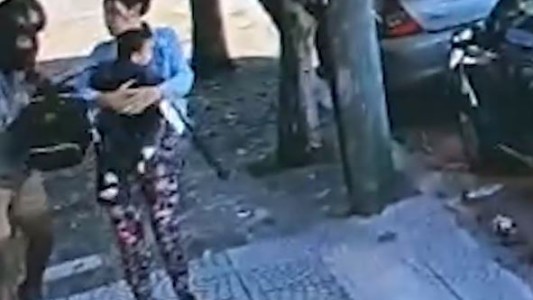 Motochorros asaltaron y amenazaron con un arma a una mujer con su bebé en brazos