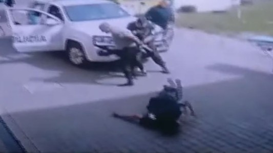 Video: un detenido esposado le arrebató el arma a un policía y lo baleó