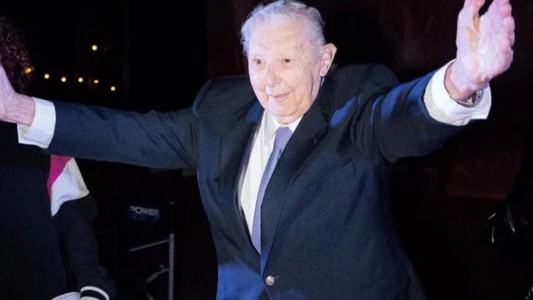 “Soy un joven de 87″: el abuelo tiktoker que fue a la fiesta Bresh de saco y corbata