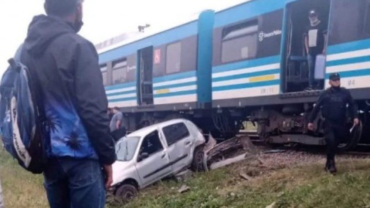 Un auto sufrió un desperfecto sobre las vías y fue embestido por el tren: hay cinco heridos