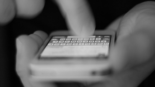 Se conocieron por una app de citas, lo drogó, lo abusó y le robó todo