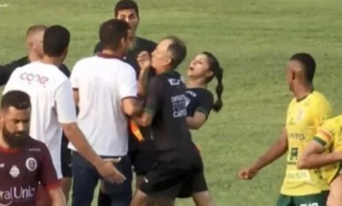 Video: un DT le dio un cabezazo a una jueza de línea