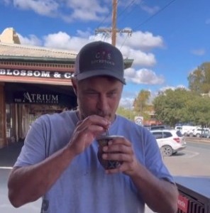 Video: la imperdible reacción de "Ragnar" de Vikingos al probar el mate por primera vez