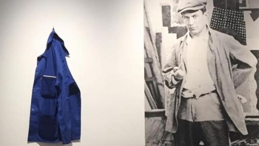 Vio un abrigo olvidado en un museo y se lo llevó: era una obra de arte y terminó detenida