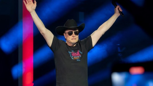 Elon Musk lanzó oferta hostil para comprar el "100% de Twitter"