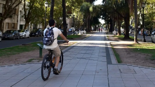 Ordenan que se cumpla la prohibición de circular en bicicletas por Oroño y Parque España