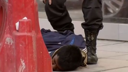 Un hombre atacó a una mujer policía, le robó el arma y abrió fuego en plena calle
