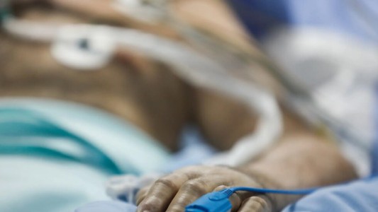 Dio positivo de covid durante 505 días hasta que murió