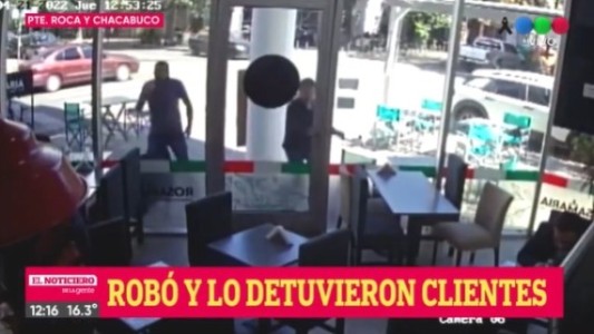 Entró a un bar para pedir comida e intentó robar el celular de la empleada