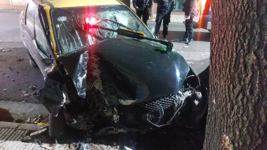 Taxista se estampó contra un árbol y terminó con lesiones en el hospital