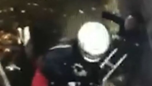 Video: motochorro asaltó a mujer que se defendió con su muleta