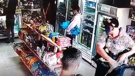 Video: clientes cuerpo a tierra en robo con ametralladora en minimarket