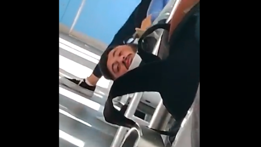 Video: se quedó dormido, se le atoró la cabeza en el asiento del Roca y tuvieron que parar el tren