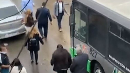 Furia antes del casamiento: se enfrentaron con un colectivero que les arrancó el espejo del auto