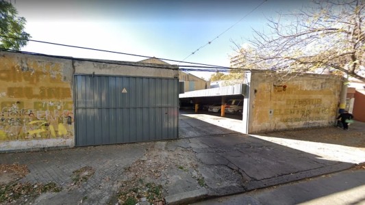 Vestidos de policías y con chalecos antibalas robaron tres autos de una cochera