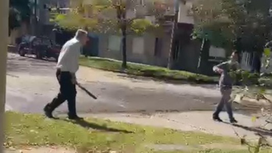 Video: discutieron y atacó a machetazos al vecino por las hojas que le caen en la vereda