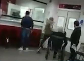Video: reclamó que no atendían a un familiar y rompió a patadas la puerta del hospital