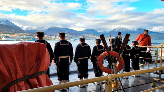 Veteranos del Crucero Belgrano navegan hacia el sitio de su hundimiento