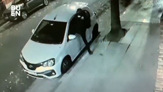 Video: ladrón contorsionista roba autos en Caballito