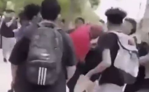 Un padre se agarró a las trompadas con 30 estudiantes que le hacían bullying a su hijo