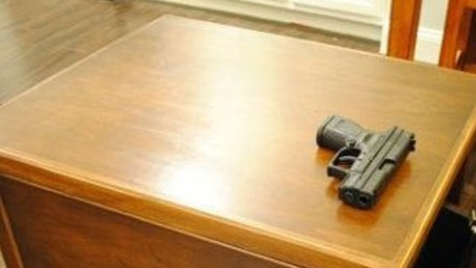 Denunció que le robaron su arma: la había dejado en un hotel alojamiento