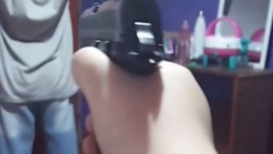 Preocupación en Córdoba: un chico se filmó con un arma y amenazó a sus compañeros de escuela