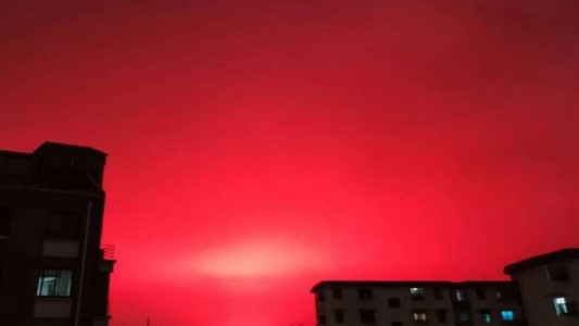 El cielo se tiño de rojo en una ciudad de China y provocó pánico