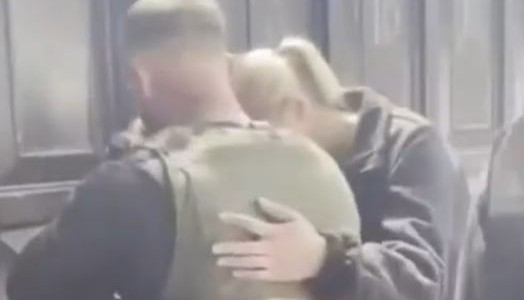 Video: el emotivo reencuentro de un hijo con su madre en Ucrania