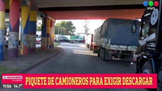 Camioneros llevan adelante un piquete en el acceso sur para exigir descargar en el puerto