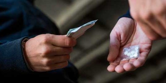 Advierten que hay cerca de 15 mil estudiantes que venden drogas en escuelas argentinas