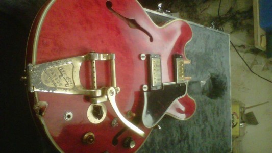 Subastaron la guitarra de la "ruptura" de Oasis por más de 400 mil dólares