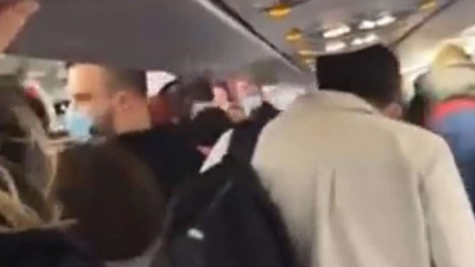 Video: tres pasajeros subieron borrachos a un avión y se agarraron a trompadas con uno de los pilotos