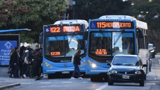 La UTA llegó a un principio de acuerdo salarial y mañana se levantaría el paro de colectivos