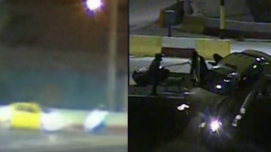 Córdoba: taxi chocó una moto y quedó colgando de un puente